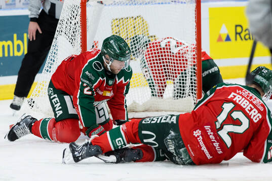 Frölundas Christian Folin och Max Friberg deppar