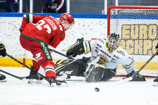 Moras Hampus Larsson och Vimmerbys målvakt Robin