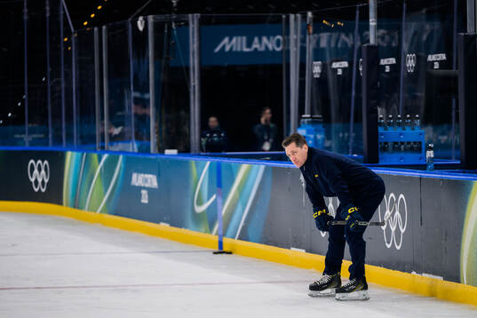 Head coach Sam Hallam of Sweden at an ice hockey practice