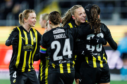 Helena Sampaio of Häcken celebrates with teammates