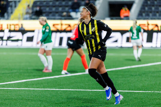 Felicia Schröder of Häcken celebrates