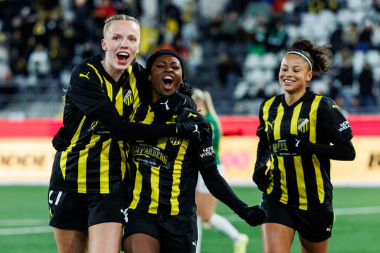 Monica Jusu Bah of Häcken celebrates with teammates