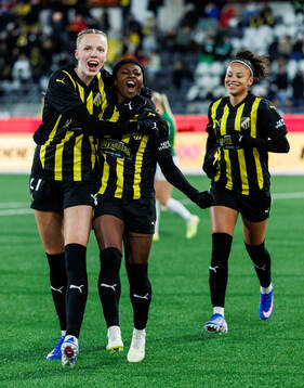 Monica Jusu Bah of Häcken celebrates with teammates