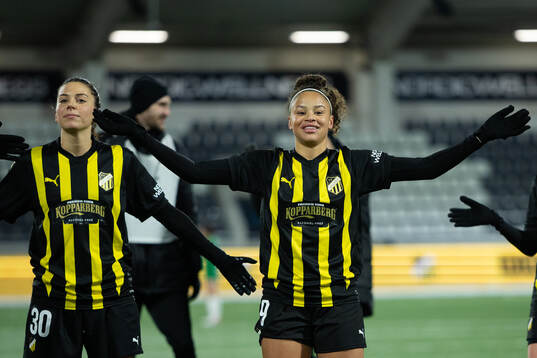 Helena Sampaio and Felicia Schröder of Häcken celebrate
