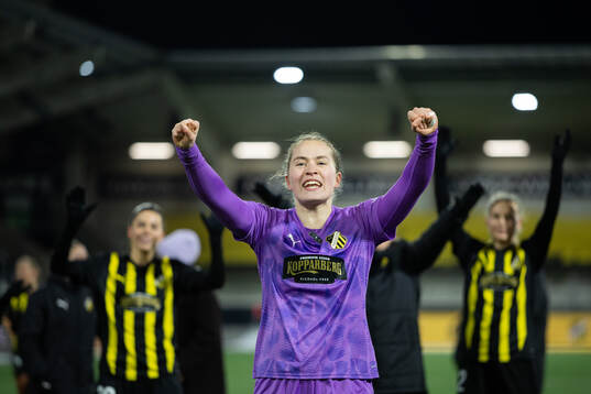 Goalkeeper Fanney Birkisdottir of Häcken celebrates