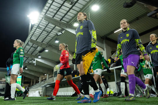 Tabby Tindell and goalkeeper Fanney Birkisdottir of Häcken
