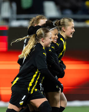 Paulina Nyström of Häcken celebrate the 6-0 goal with
