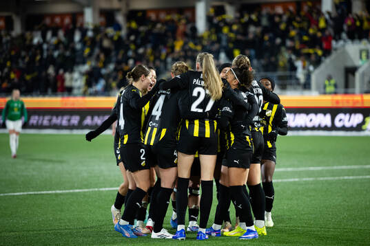 Felicia Schröder of Häcken celebrates
