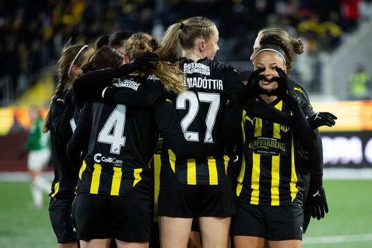 Felicia Schröder of Häcken celebrates