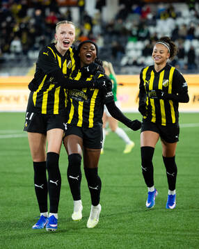 Monica Jusu Bah of Häcken celebrate with team mates Thelma