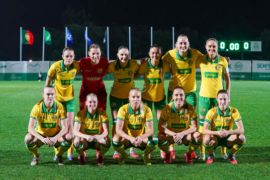 The starting eleven of Hammarby pose for a photo