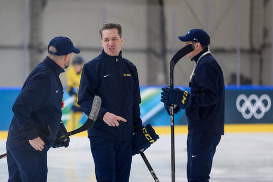 Head coach Sam Hallam of Sweden at an ice hockey practice