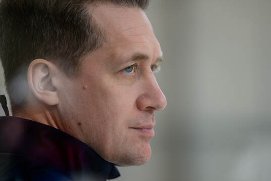 Head coach Sam Hallam of Sweden at an ice hockey practice