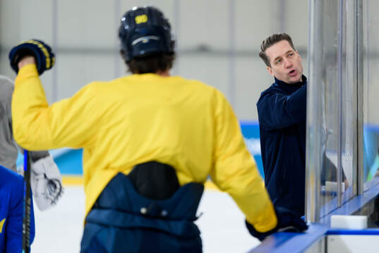 Head coach Sam Hallam of Sweden at an ice hockey practice