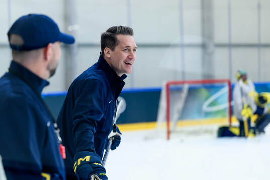 Head coach Sam Hallam of Sweden at an ice hockey practice