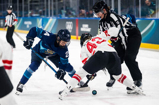 Viivi Vainikka of Finland and Kristin O'Neill of Canada in