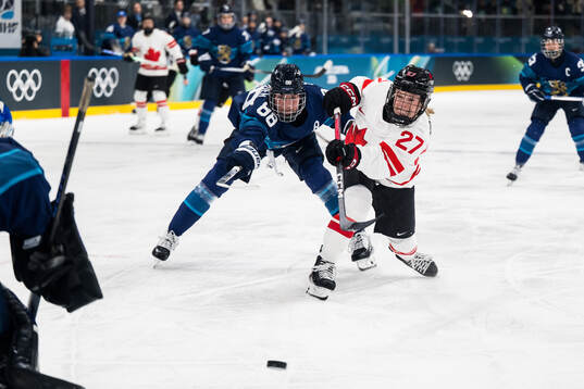 Ronja Savolainen of Finland and Emma Maltais of Canada in
