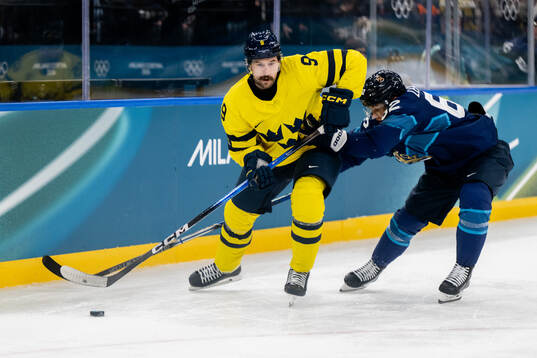 Filip Forsberg of Sweden and Artturi Lehkonen of Finland in