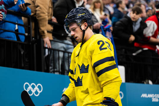 Lucas Raymond of Sweden looks dejected