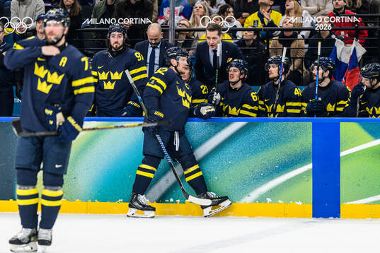 Gabriel Landeskog and Head coach Sam Hallam of Sweden in