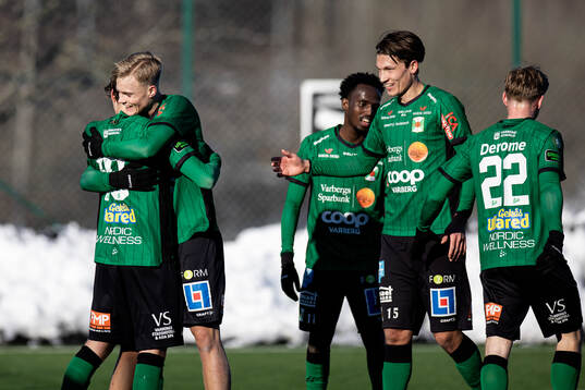 Varbergs spelare jublar eter 1-0 av Jonathan Nilsson