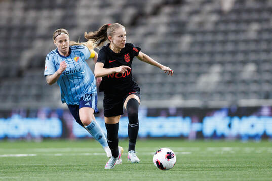 Djurgårdens Therese Åsland och Brommapojkarnas Ida