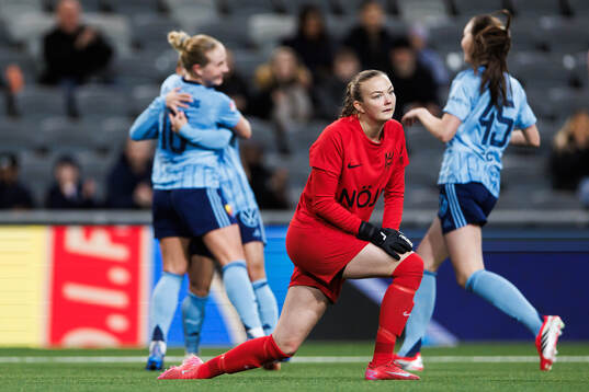 Brommapojkarnas målvakt Clara Ekstrand deppar