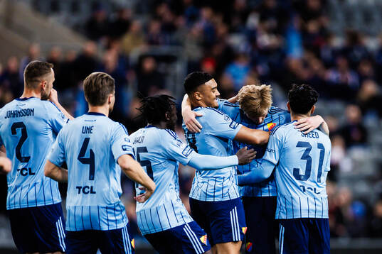 Djurgårdens Bo Hegland jublar med Gideon Granström och