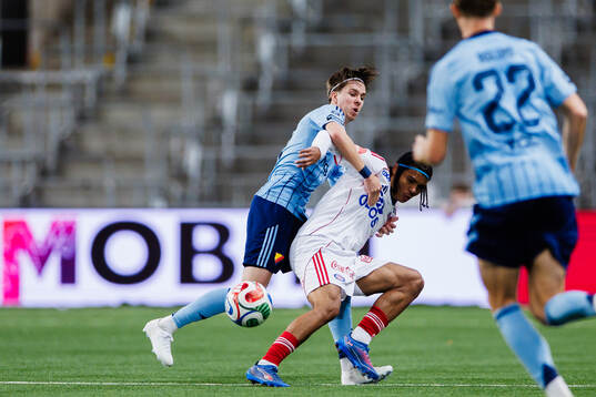 Djurgårdens Max Larsson och Vålerengas Filip Thorvaldsen