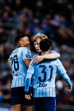 Djurgårdens Bo Hegland jublar med Gideon Granström och