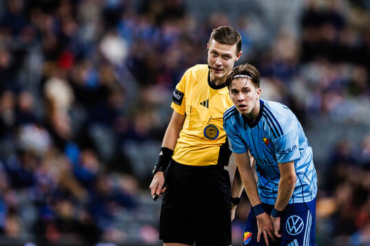 Domare Erik Mattsson och Djurgårdens Max Larsson
