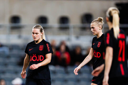 Brommapojkarnas Johanna Svedberg och Amanda Wulff deppar
