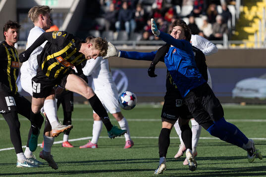 Häckens Filip Helander och Örgrytes målvakt Hampus
