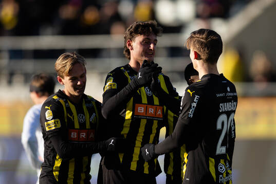 Häckens Silas Andersen jublar med lagkamrater