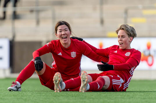 Piteås Shiho Matsubara och Cecilia Edlund jublar