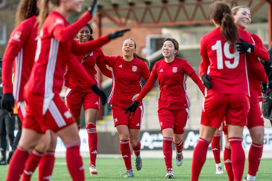Piteås Matilda Ekblom och Shiho Matsubara jublar
