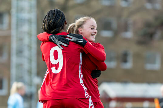 Piteås Sharon Sampson och Mia Endacott jublar