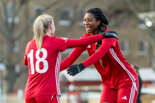 Piteås Mia Endacott och Sharon Sampson jublar