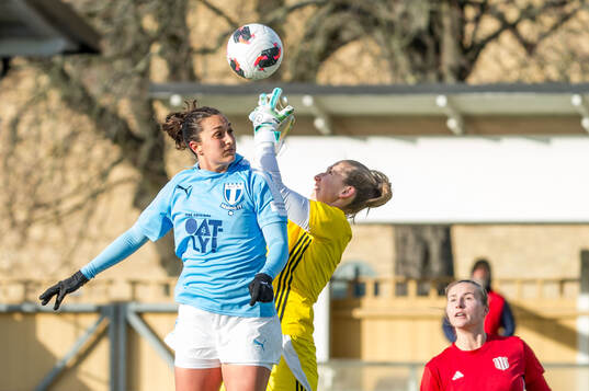 Malmö FFs Isabella D'Aquila och Piteås målvakt Stephanie