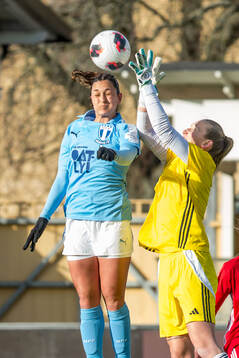 Malmö FFs Isabella D'Aquila och Piteås målvakt Stephanie