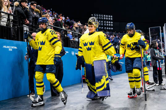 Hanna Olsson, goaltender Emma Söderberg and Hanna Thuvik