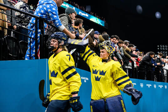 Mira Jungåker and goaltender Emma Söderberg of Sweden