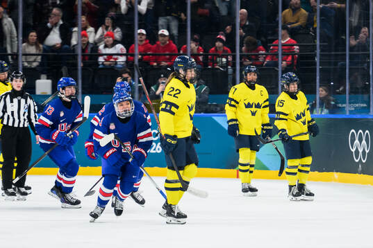 Cayla Barnes of USA celebrates the 1-0 goal and Hanna