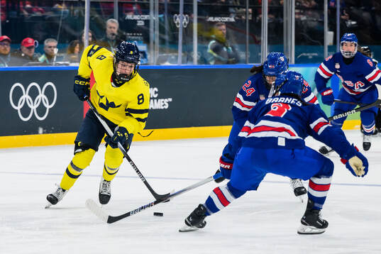 Hilda Svensson of Sweden and Joy Dunne of USA in the