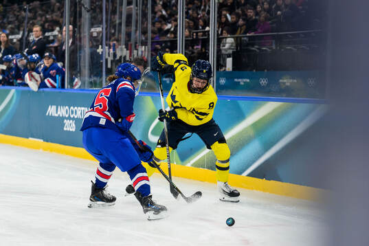 Alex Carpenter of USA and Hilda Svensson of Sweden in the