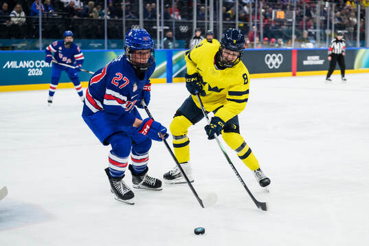 Taylor Heise of USA and Hilda Svensson of Sweden in the