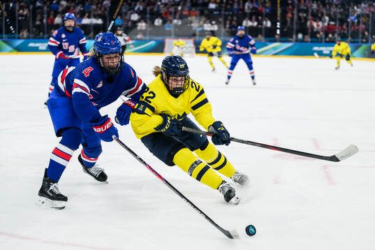 Caroline Harvey of USA and Hanna Thuvik of Sweden in the