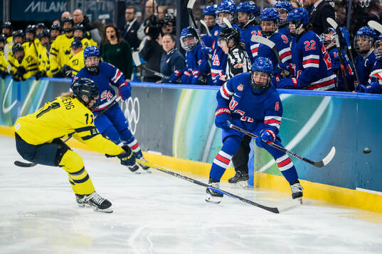Josefin Bouveng of Sweden and Caroline Harvey of USA in the