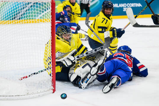 Goaltender Ebba Svensson Träff and Anna Kjellbin of Sweden