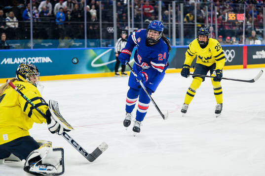 Joy Dunne of USA against goaltender Ebba Svensson Träff of
